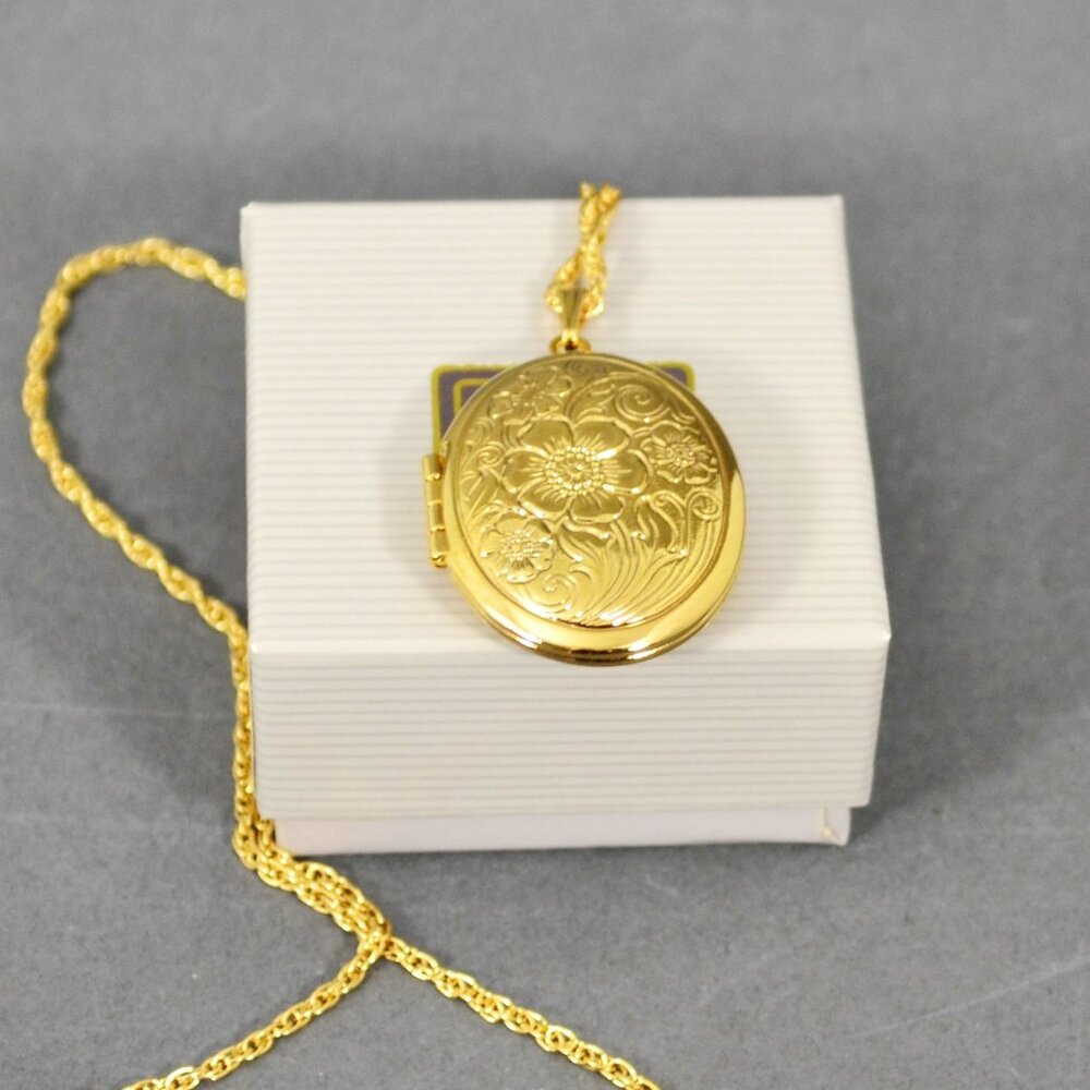 1990 Avon Tender Touches Locket Necklace